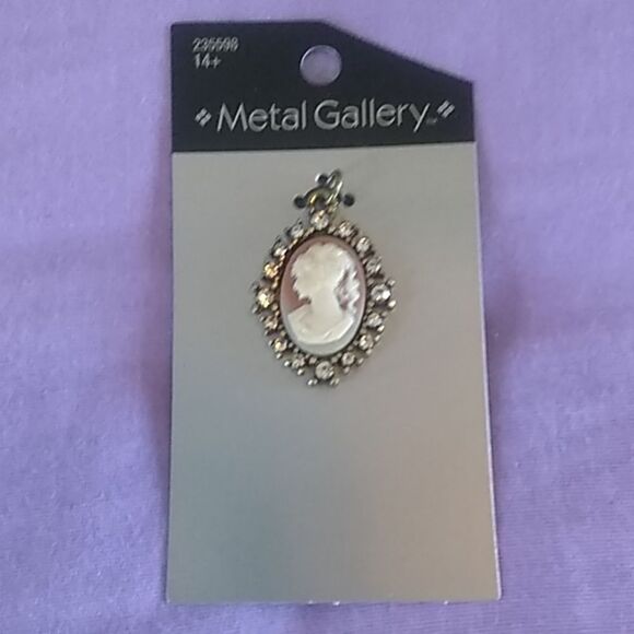 Womens Metal Gallery Cameo Charm - Picture 1 of 1
